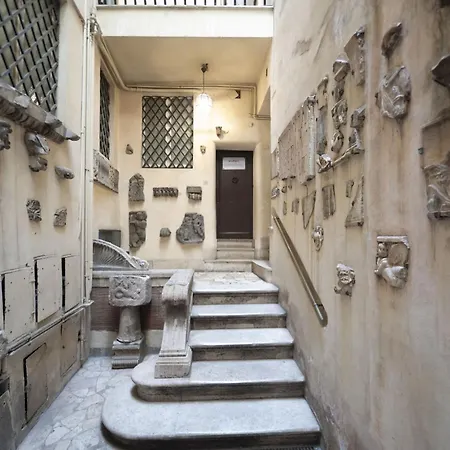 Elegant Retreat In Piazza Sforza Cesarini Apartament